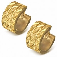 Karika fülbevaló acélból - szemcsés arany színű felület átlós bemarásokkal