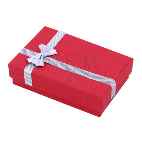 Piros ajándékdoboz fülbevalóra - ezüst színű szalaggal