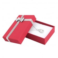 Piros ajándékdoboz fülbevalóra - ezüst színű szalaggal