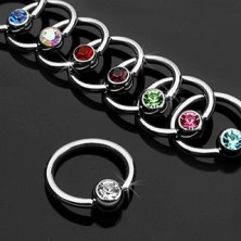 Piercing sebészeti acélból – gyűrű egy színes kristállyal egy kerek foglalatban