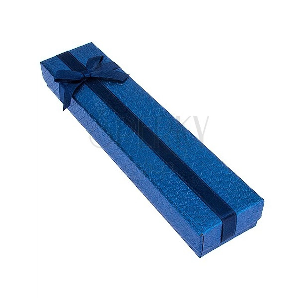 Kék ajándékdoboz karkötőnek négyzet mintákkal, masnival