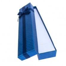Kék ajándékdoboz karkötőnek négyzet mintákkal, masnival