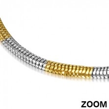 Acél karkötő ezüst- és arany színű elemekkel, kígyóbőr minta