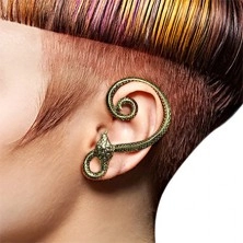 Fém fülbevaló, arany színű kígyó tekeredő testtel, bal fülbe