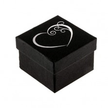 Fekete dobozka gyűrűre, szívkörvonal ezüst színben
