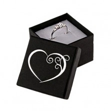 Fekete dobozka gyűrűre, szívkörvonal ezüst színben