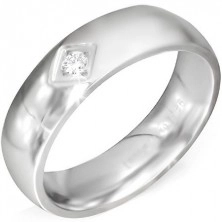 Fényes ezüst színű acél gyűrű, négyzet bemetszéssel és átlátszó cirkóniával