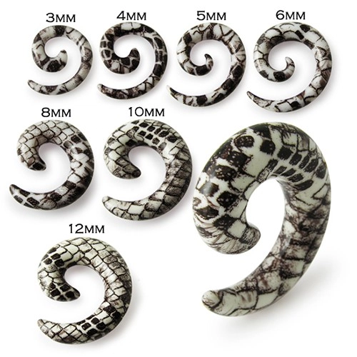Csiga fülbe - fehér barna expander kígyó motívummal - Vastagság: 8 mm