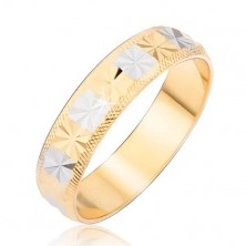Arany ezüst színű gyűrű gyémántmintával és vésett szélekkel