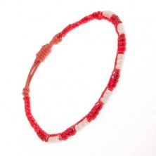 Piros zsinórokból álló karkötő, fehér és piros színű gyöngyvonalak 