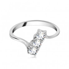 925 ezüst gyűrű - három átlátszó cirkónia ferde sávon, fényes, vékony szárak