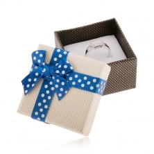 Bézs-barna dobozka gyűrűre, kék szalag fehér pöttyökkel 