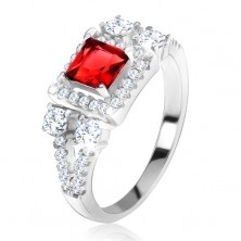 Gyűrű 925 ezüstből, piros, négyzetes kő, cirkóniás "V"