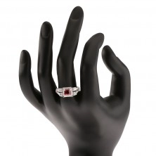 Gyűrű 925 ezüstből, piros, négyzetes kő, cirkóniás "V"