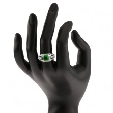 Gyűrű 925 ezüstből, négyzetes, zöld cirkónia, átlátszó téglalap alakú kövek