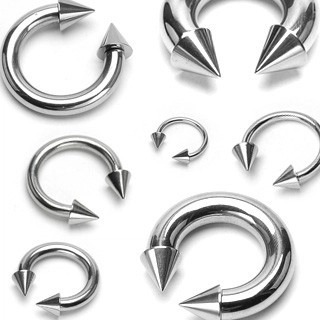 Piercing sebészeti acélból, patkó tüskékkel - Méret: 1,6 mm x 10 mm x 4x4 mm