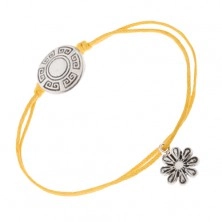 Sárga zsinóros karkötő, tábla görög kulcs motívummal, virág