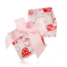 Fehér-rózsaszín-piros dobozka gyűrűre, szívek, világosrózsaszín szalag