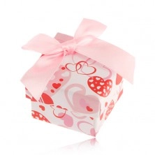 Fehér-rózsaszín-piros dobozka gyűrűre, szívek, világosrózsaszín szalag