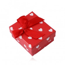 Piros ajándékdoboz fülbevalóhoz – fehér szívek, piros masni