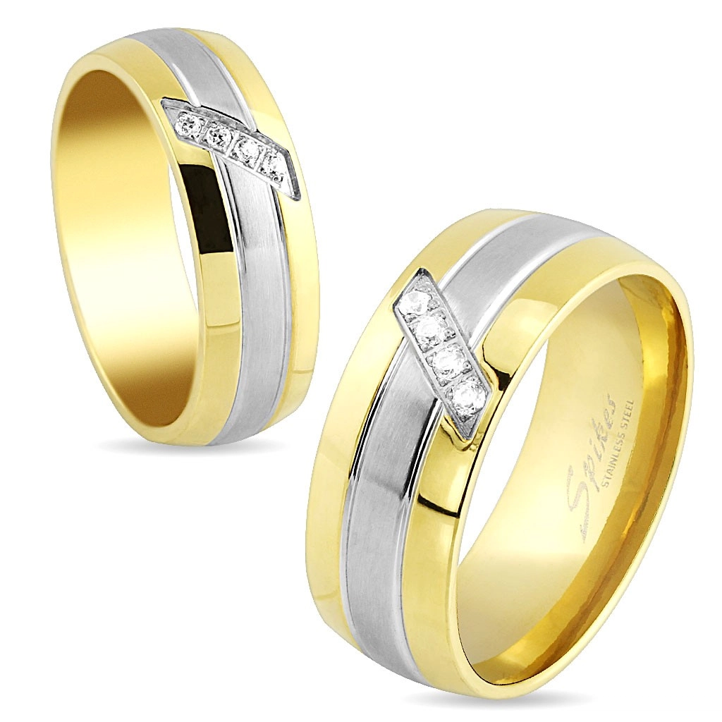 Acél gyűrű, sávok arany és ezüst színben, ferde vonal átlátszó cirkóniákból, 6 mm - Nagyság: 52