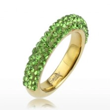 Csillogó gyűrű arany színben acélból, világoszöld kövekből álló vonal