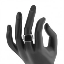 Gyűrű 925 ezüstből - fekete téglalap, dísz kivágások a szárakon