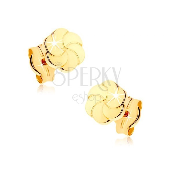 Fülbevaló 9K sárga aranyból - csillogó virág gravírozott szirmokkal