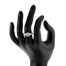 925 ezüst gyűrű, kiemelkedő átlátszó cirkónia, díszített szárak 