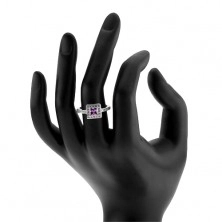 Gyűrű 925 ezüstből, lila cirkóniás négyzet, átlátszó csillogó keret