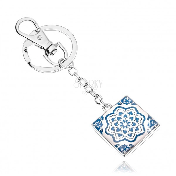 Kaboson kulcstartó, négyzet fénymázzal, kék-fehér virág, fehér háttér