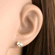 Kétszínű 375 arany fülbevaló - ovális kivágással, kicsi szívecske, átlátszó cirkóniák