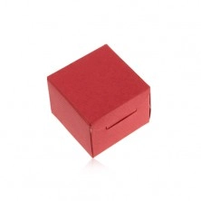 Piros ajándékdoboz papírból gyűrűre vagy fülbevalóra, ferde bemetszések