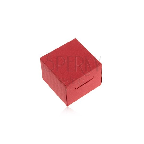 Piros ajándékdoboz papírból gyűrűre vagy fülbevalóra, ferde bemetszések
