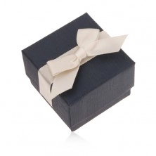 Kék ajándékdoboz gyűrűre, medálra és fülbevalóra, krémszínű masni
