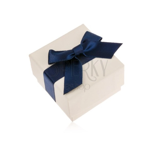 Fehér ajándékdoboz gyűrűre, medálra vagy fülbevalóra, kék masni