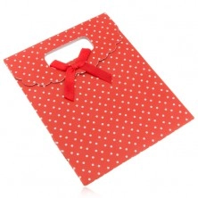 Piros ajándéktáska papírból fehér pontokkal, piros masni