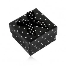 Papír dobozka gyűrűnek vagy fülbevalónak, fekete fehér pontokkal
