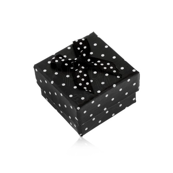 Papír dobozka gyűrűnek vagy fülbevalónak, fekete fehér pontokkal