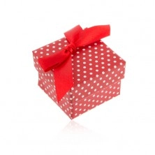 Piros ajándékdoboz gyűrűre vagy fülbevalóra, fehér pontokkal és masnival díszítve