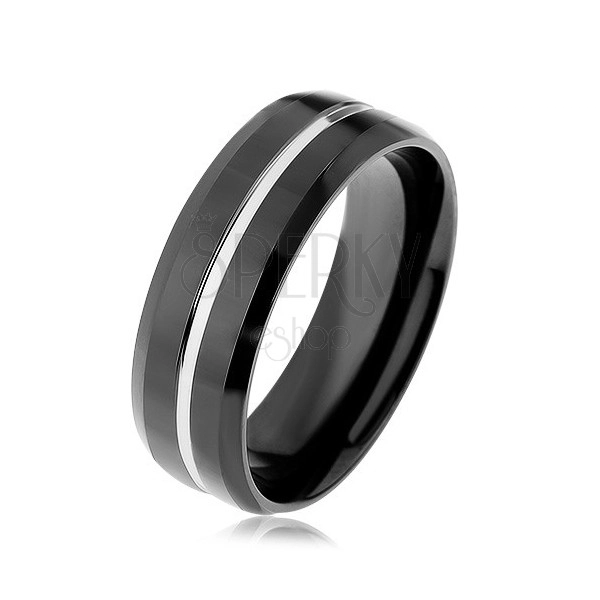 Fekete acél karikagyűrű, ezüst színű vékony sávval, metszett élű