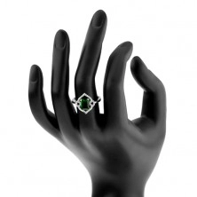 925 ezüst gyűrű, zöld téglalap cirkónia, átlátszó levélkerettel és ívekkel