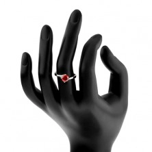 Gyűrű 925 ezüstből, kerek piros cirkónia, tükörfényű szárral