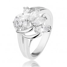 Csillogó ezüst színű gyűrű ívekkel és átlátszó cirkóniákkal