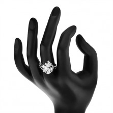 Csillogó ezüst színű gyűrű ívekkel és átlátszó cirkóniákkal