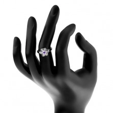 Ezüst színű gyűrű, átlátszó csillogó virág világoslila középpel
