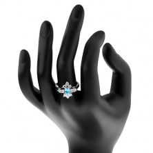 Akvamarin színű cirkóniás gyűrű, keskenyedő szárak, átlátszó cirkónia