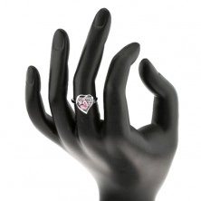 Ezüst színű gyűrű, szívkörvonal rózsaszín oválissal és átlátszó cirkóniákkal