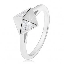 Ródiumozott 925 ezüst gyűrű, fényes piramis átlátszó cirkóniákkal díszítve
