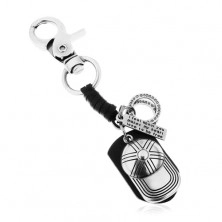 Szürke-fekete kulcstartó patinált felszínnel, műbőr, sildes sapka és tábla